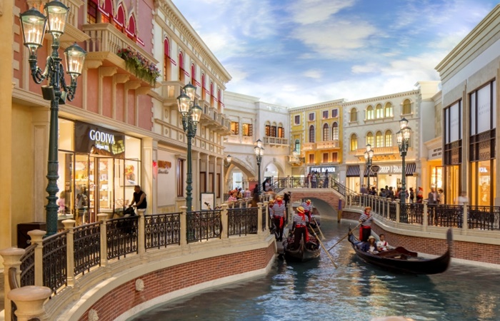 Grand Canal Shoppes at the Venetian in Las Vegas - Indulge in a Luxurious  Shopping Experience in Las Vegas – Go Guides