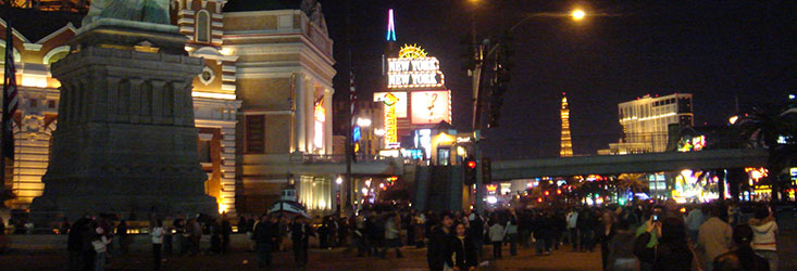 Walking On The Las Vegas Strip What To Expect Las Vegas 4 Newbies